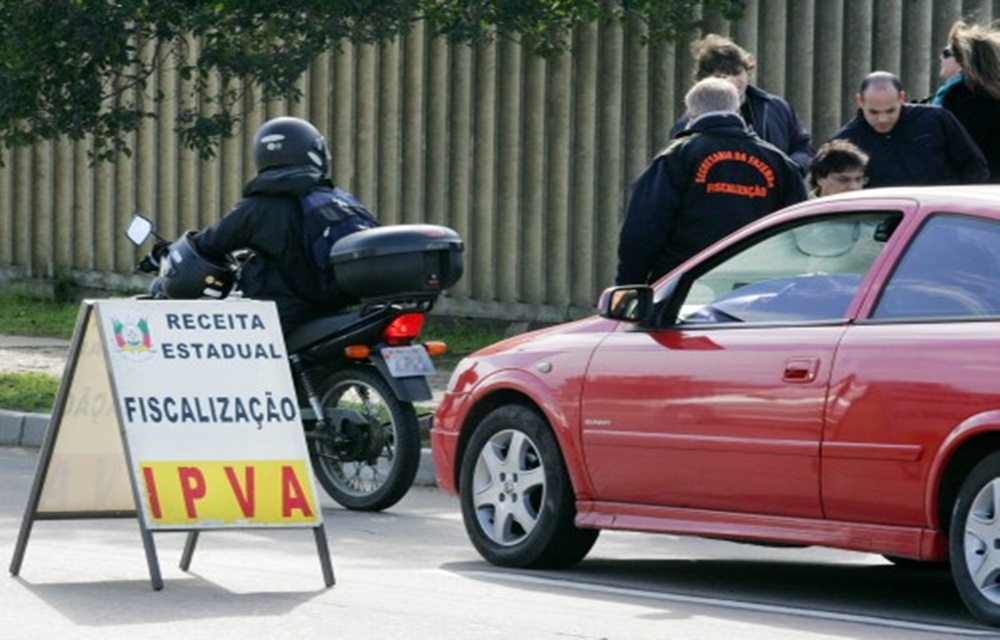 Ir para  <p>O motorista que pagar antecipado o IPVA 2017 (Imposto sobre a Propriedade de Ve&iacute;culos Automotores) a partir de segunda-feira (26) j&aacute; poder&aacute; realizar, na mesma opera&ccedil;&atilde;o, o pagamento...